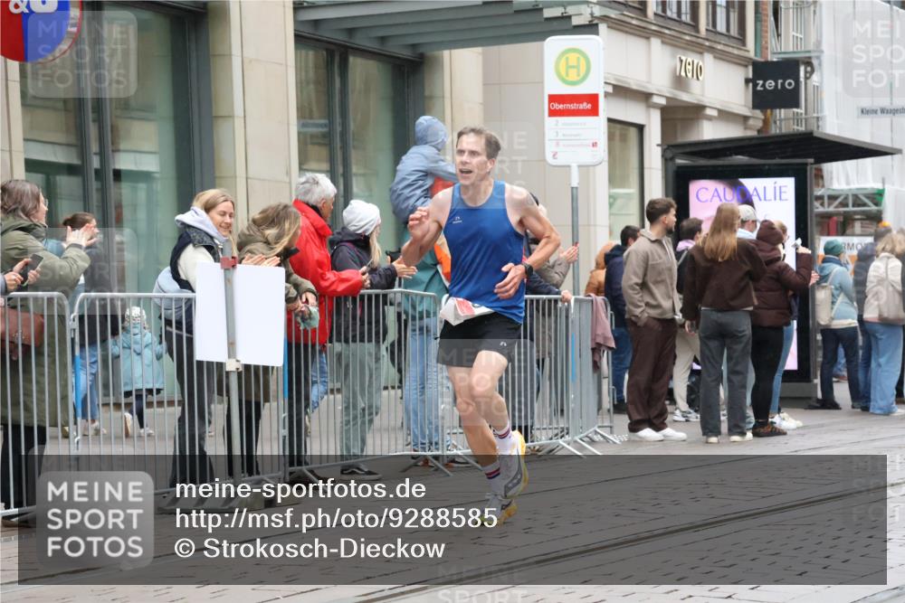 05.10.2025 - 20. swb-Marathon Bremen Strokosch-Dieckow http://msf.ph/oto/9288585 05.10.2025 12:28:31 Ziel 542, 600, 717, 1113, 1948, 2053, 2159, 2292, 542, 600, 717, 1113, 1948, 2053, 2159, 2292 meine-sportfotos.de