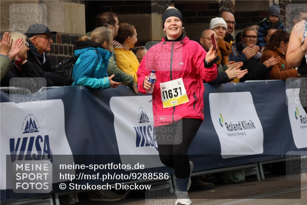 05.10.2025 - 20. swb-Marathon Bremen Strokosch-Dieckow http://msf.ph/oto/9288586 05.10.2025 11:21:19 Ziel 11631, 11743 meine-sportfotos.de