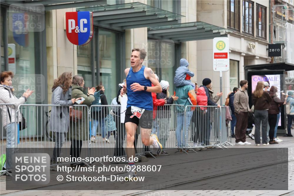 05.10.2025 - 20. swb-Marathon Bremen Strokosch-Dieckow http://msf.ph/oto/9288607 05.10.2025 12:28:31 Ziel 542, 600, 717, 1113, 1948, 2053, 2159, 2292, 542, 600, 717, 1113, 1948, 2053, 2159, 2292 meine-sportfotos.de