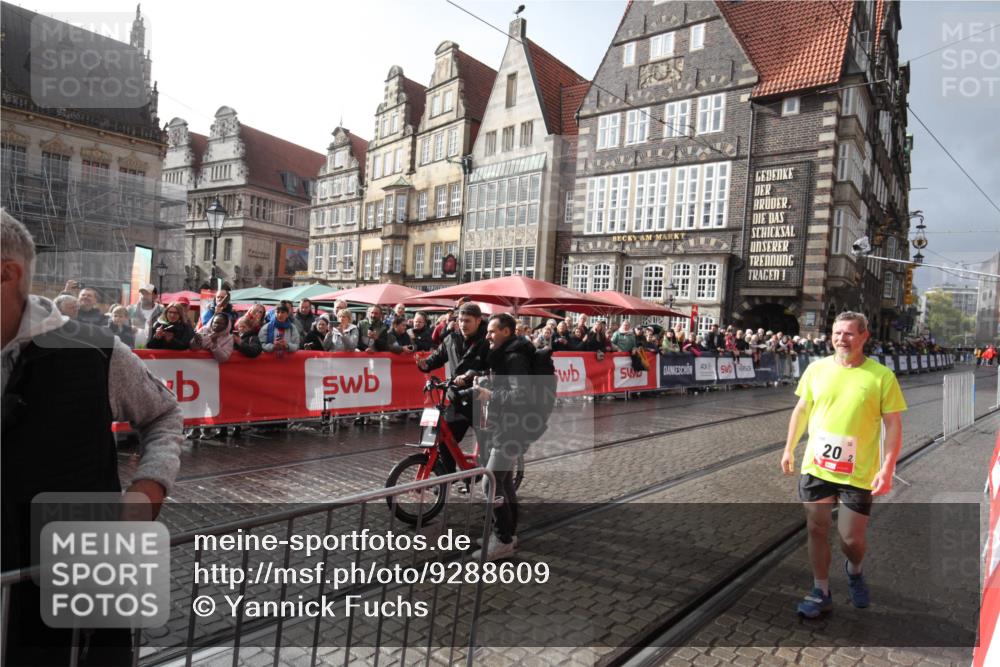 05.10.2025 - 20. swb-Marathon Bremen Yannick Fuchs http://msf.ph/oto/9288609 05.10.2025 15:08:22 Ziel 22 meine-sportfotos.de