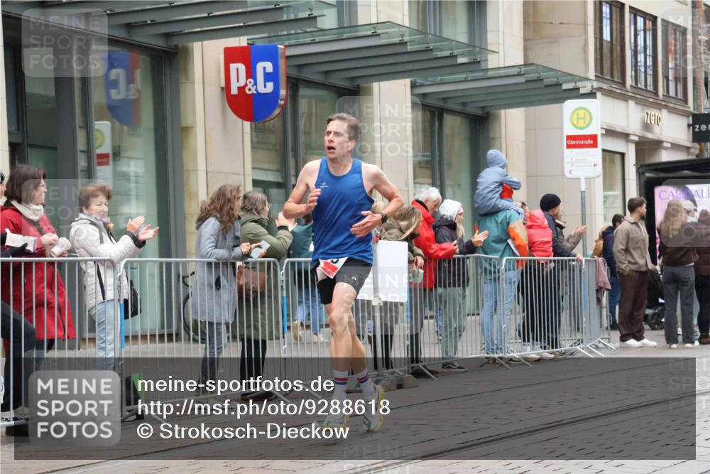 05.10.2025 - 20. swb-Marathon Bremen Strokosch-Dieckow http://msf.ph/oto/9288618 05.10.2025 12:28:32 Ziel 542, 600, 717, 1113, 1948, 2053, 2159, 2292, 542, 600, 717, 1113, 1948, 2053, 2159, 2292 meine-sportfotos.de