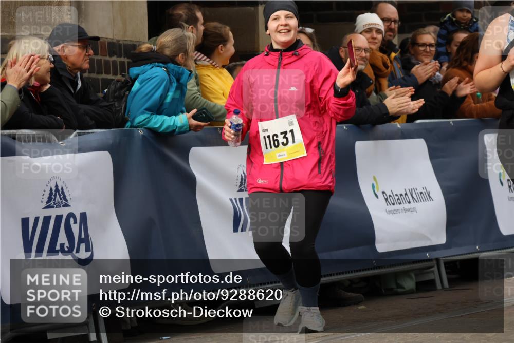 05.10.2025 - 20. swb-Marathon Bremen Strokosch-Dieckow http://msf.ph/oto/9288620 05.10.2025 11:21:19 Ziel 11631, 11743 meine-sportfotos.de