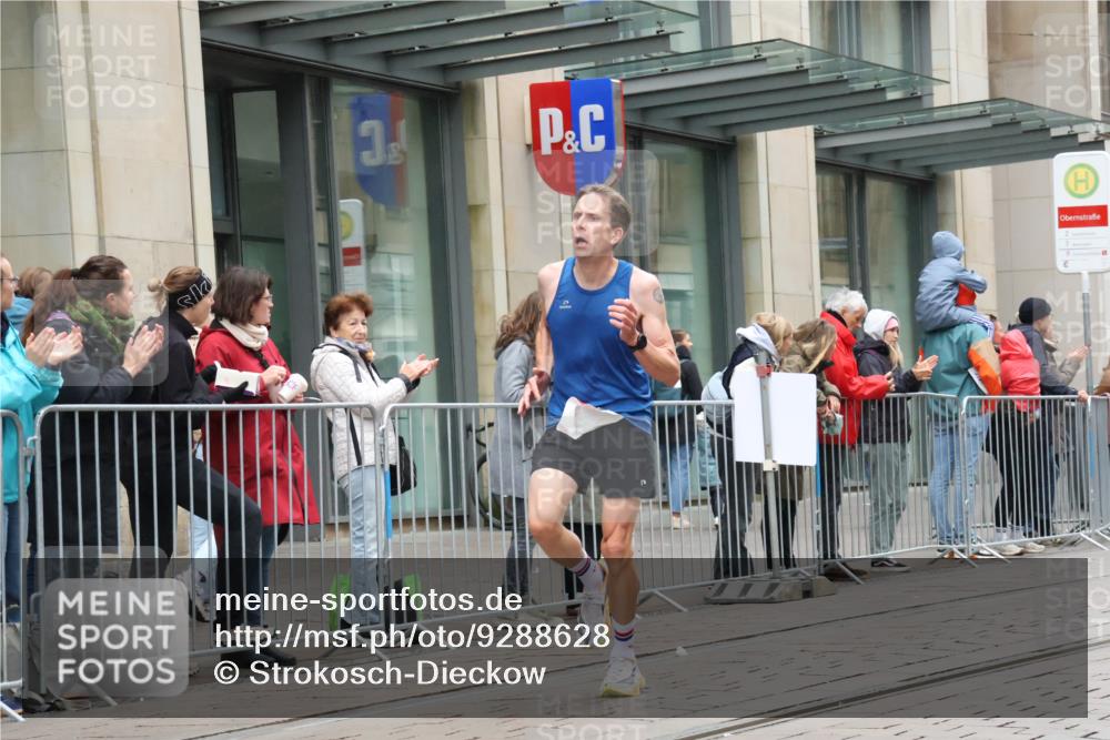 05.10.2025 - 20. swb-Marathon Bremen Strokosch-Dieckow http://msf.ph/oto/9288628 05.10.2025 12:28:32 Ziel 542, 600, 717, 1113, 1948, 2053, 2159, 2292, 542, 600, 717, 1113, 1948, 2053, 2159, 2292 meine-sportfotos.de