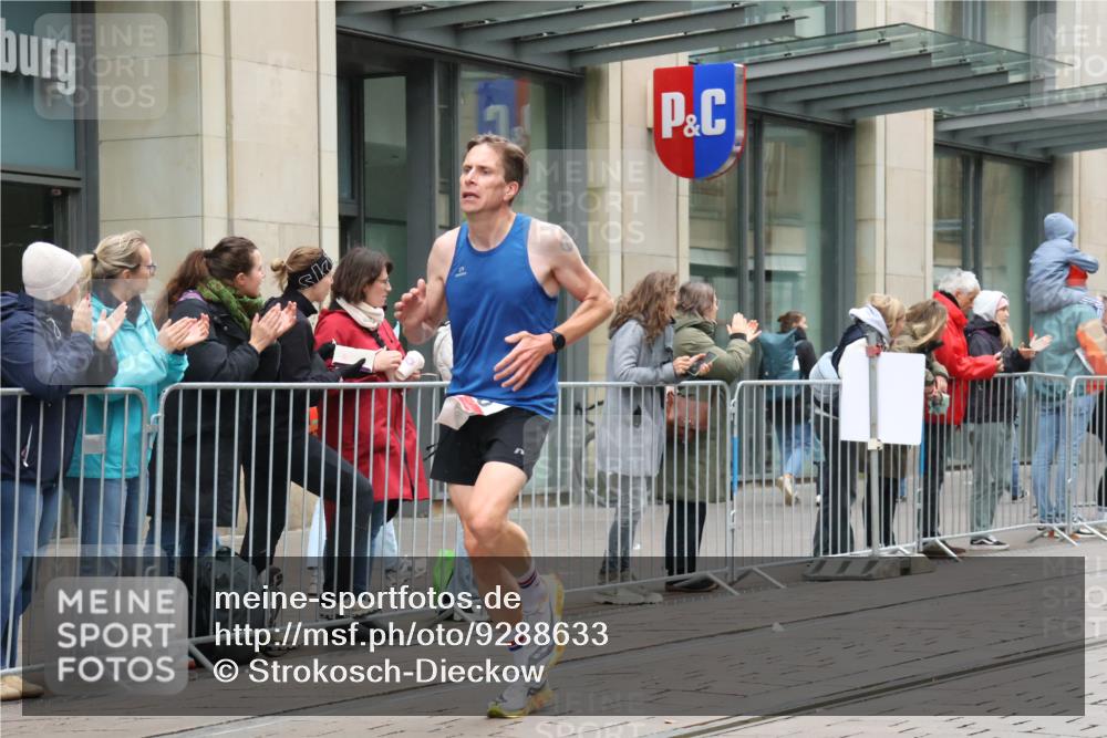 05.10.2025 - 20. swb-Marathon Bremen Strokosch-Dieckow http://msf.ph/oto/9288633 05.10.2025 12:28:32 Ziel 542, 600, 717, 1113, 1948, 2053, 2159, 2292, 542, 600, 717, 1113, 1948, 2053, 2159, 2292 meine-sportfotos.de