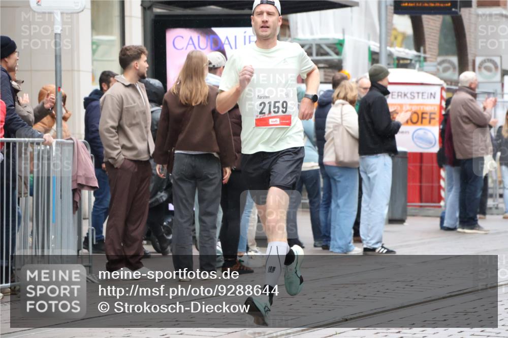 05.10.2025 - 20. swb-Marathon Bremen Strokosch-Dieckow http://msf.ph/oto/9288644 05.10.2025 12:28:34 Ziel 542, 600, 717, 1113, 1948, 2053, 2159, 2292, 542, 600, 717, 1113, 1948, 2053, 2159, 2292 meine-sportfotos.de