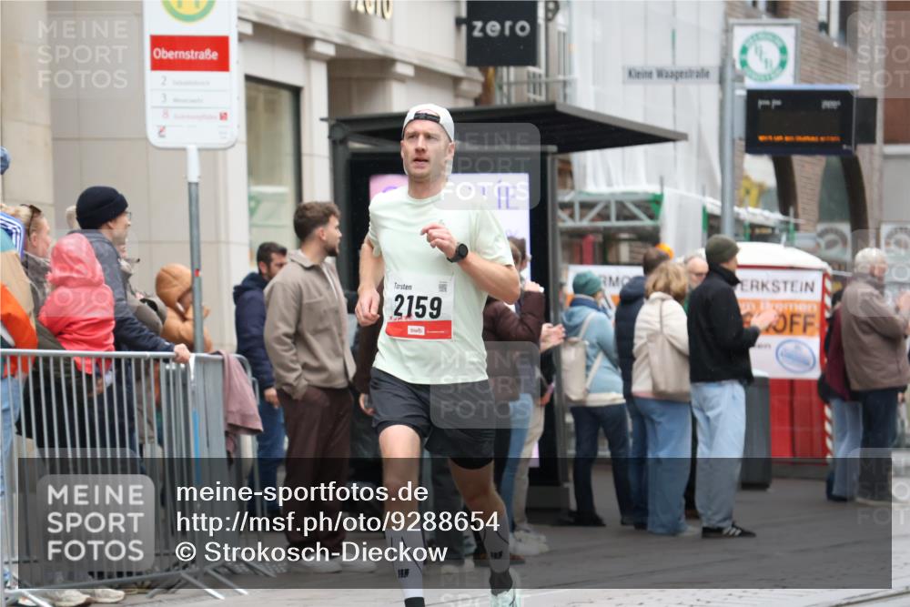 05.10.2025 - 20. swb-Marathon Bremen Strokosch-Dieckow http://msf.ph/oto/9288654 05.10.2025 12:28:34 Ziel 542, 600, 717, 1113, 1948, 2053, 2159, 2292, 542, 600, 717, 1113, 1948, 2053, 2159, 2292 meine-sportfotos.de