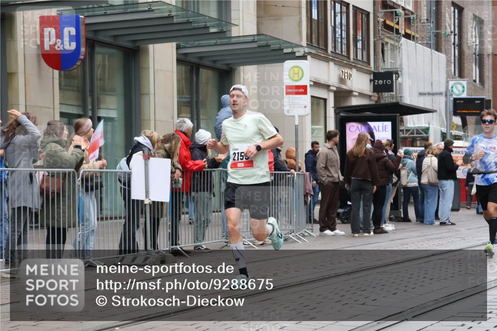 05.10.2025 - 20. swb-Marathon Bremen Strokosch-Dieckow http://msf.ph/oto/9288675 05.10.2025 12:28:35 Ziel 600, 717, 1113, 1948, 2053, 2159, 2292, 600, 717, 1113, 1948, 2053, 2159, 2292 meine-sportfotos.de