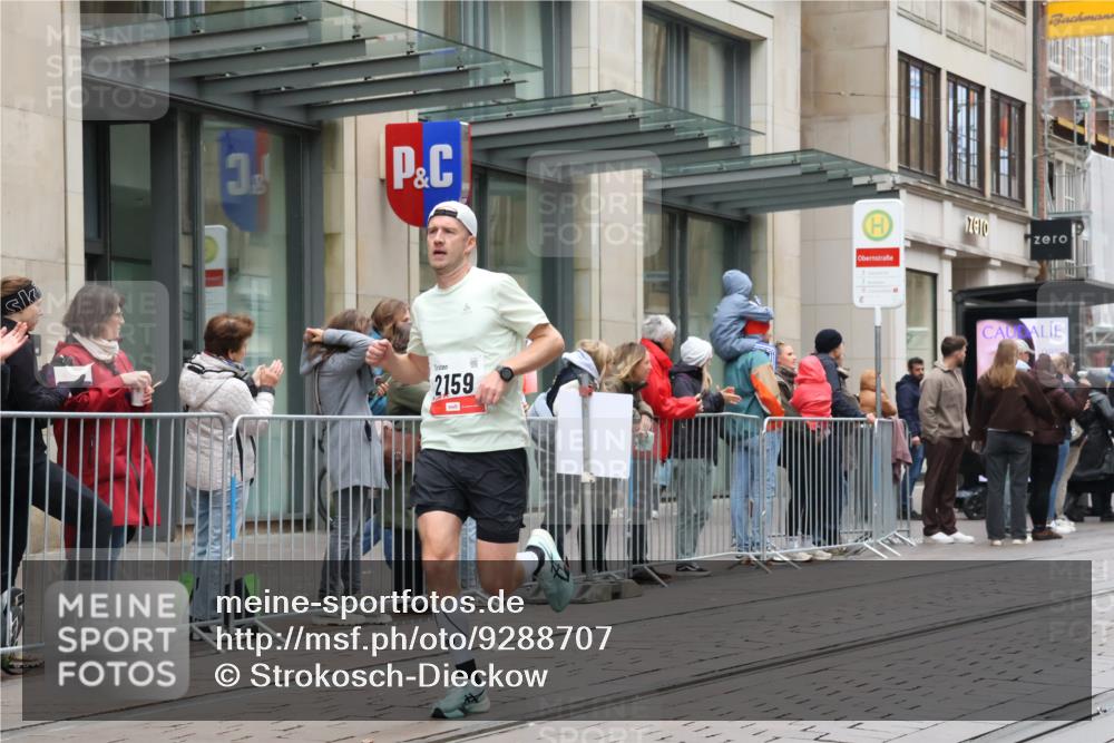 05.10.2025 - 20. swb-Marathon Bremen Strokosch-Dieckow http://msf.ph/oto/9288707 05.10.2025 12:28:36 Ziel 600, 717, 1113, 1948, 2053, 2159, 2292, 600, 717, 1113, 1948, 2053, 2159, 2292 meine-sportfotos.de