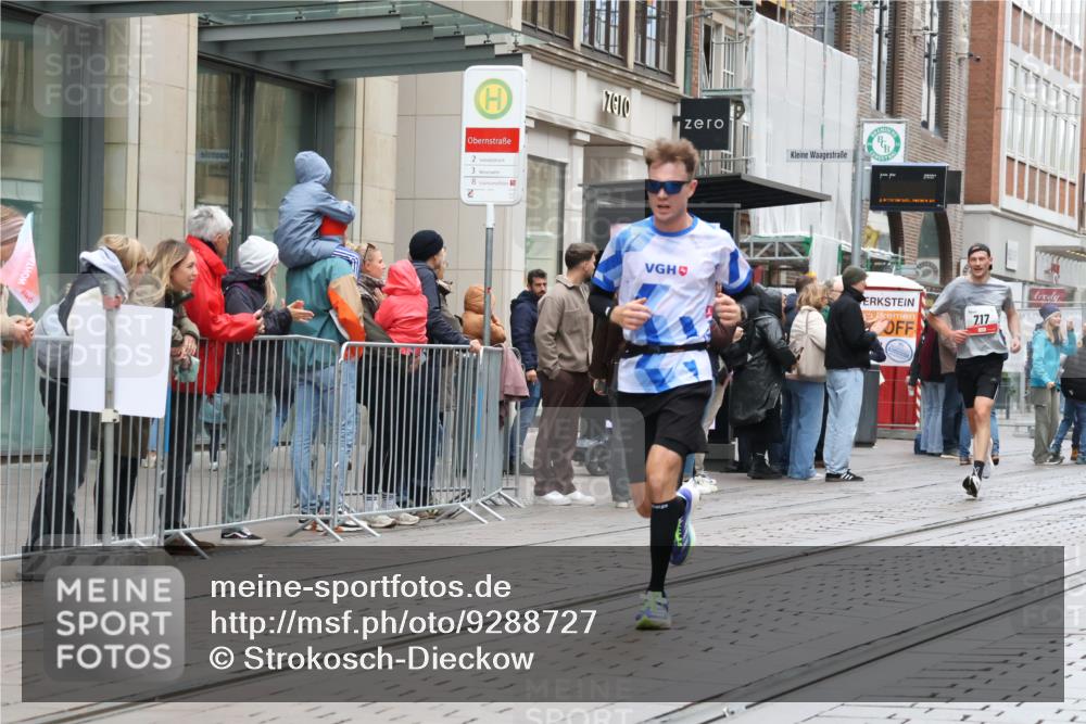 05.10.2025 - 20. swb-Marathon Bremen Strokosch-Dieckow http://msf.ph/oto/9288727 05.10.2025 12:28:36 Ziel 600, 717, 1113, 1948, 2053, 2159, 2292, 600, 717, 1113, 1948, 2053, 2159, 2292 meine-sportfotos.de