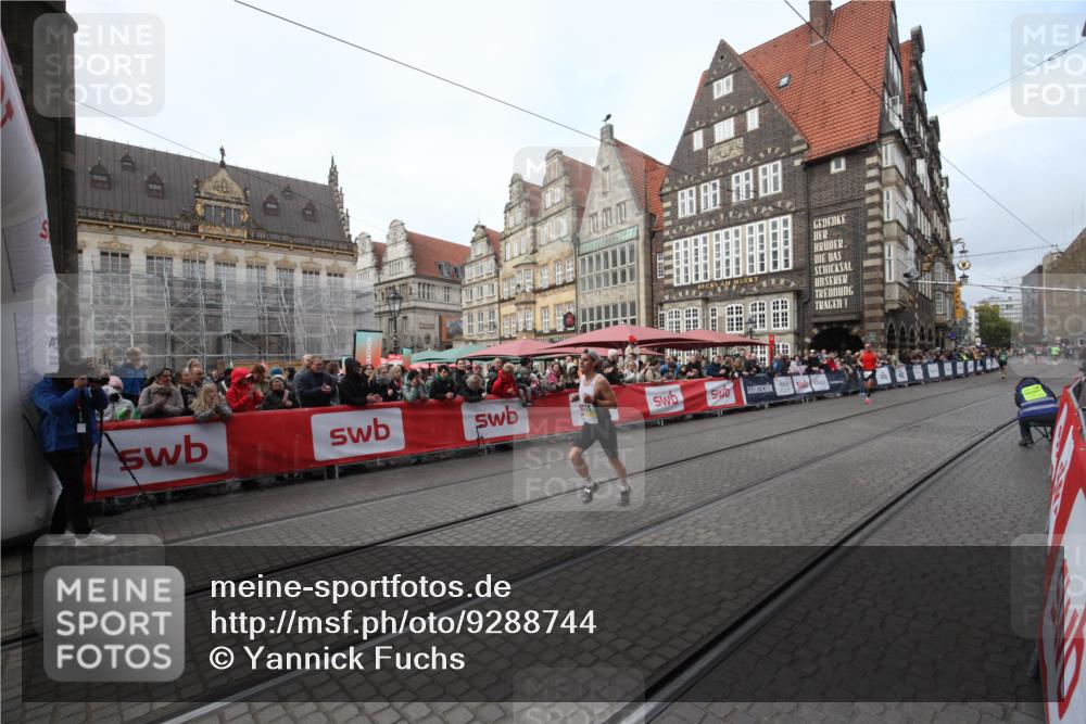 05.10.2025 - 20. swb-Marathon Bremen Yannick Fuchs http://msf.ph/oto/9288744 05.10.2025 10:35:28 Ziel 9336, 9340 meine-sportfotos.de
