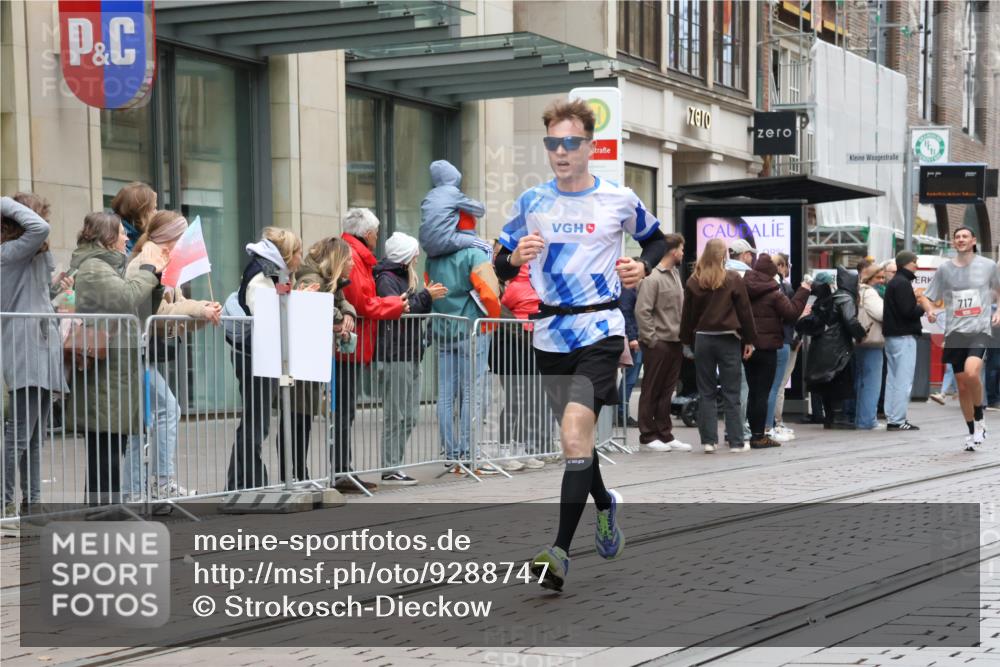05.10.2025 - 20. swb-Marathon Bremen Strokosch-Dieckow http://msf.ph/oto/9288747 05.10.2025 12:28:37 Ziel 600, 717, 1113, 1948, 2053, 2159, 2292, 600, 717, 1113, 1948, 2053, 2159, 2292 meine-sportfotos.de