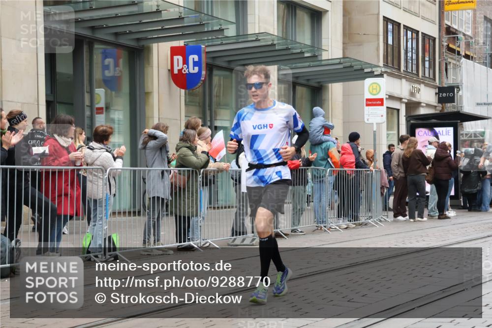 05.10.2025 - 20. swb-Marathon Bremen Strokosch-Dieckow http://msf.ph/oto/9288770 05.10.2025 12:28:37 Ziel 600, 717, 1113, 1948, 2053, 2159, 2292, 600, 717, 1113, 1948, 2053, 2159, 2292 meine-sportfotos.de
