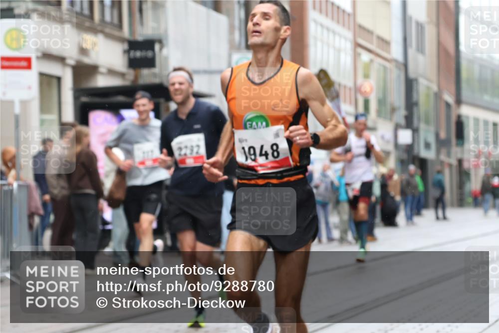 05.10.2025 - 20. swb-Marathon Bremen Strokosch-Dieckow http://msf.ph/oto/9288780 05.10.2025 12:28:38 Ziel 600, 717, 1113, 1948, 2159, 2292, 600, 717, 1113, 1948, 2159, 2292 meine-sportfotos.de