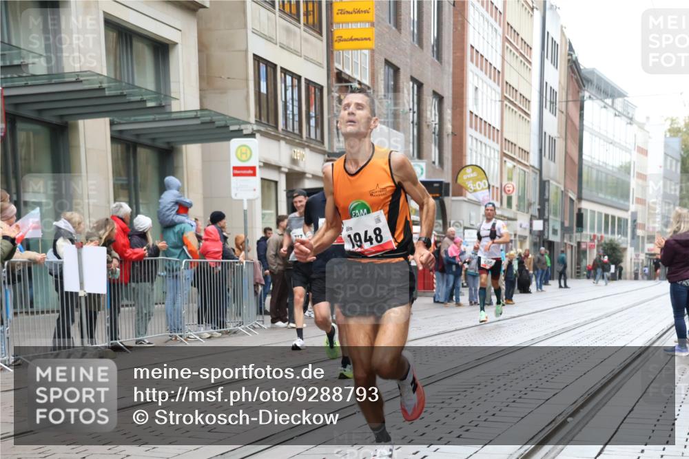 05.10.2025 - 20. swb-Marathon Bremen Strokosch-Dieckow http://msf.ph/oto/9288793 05.10.2025 12:28:39 Ziel 600, 717, 1113, 1948, 2159, 2292, 600, 717, 1113, 1948, 2159, 2292 meine-sportfotos.de