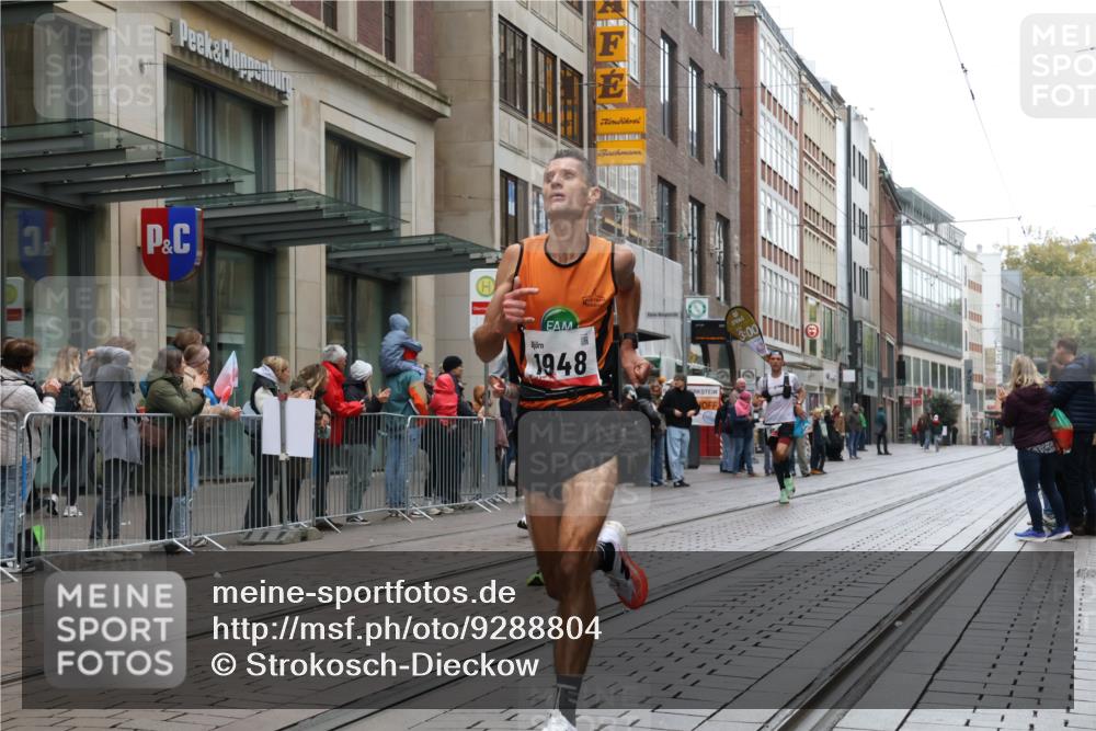 05.10.2025 - 20. swb-Marathon Bremen Strokosch-Dieckow http://msf.ph/oto/9288804 05.10.2025 12:28:39 Ziel 600, 717, 1113, 1948, 2159, 2292, 600, 717, 1113, 1948, 2159, 2292 meine-sportfotos.de