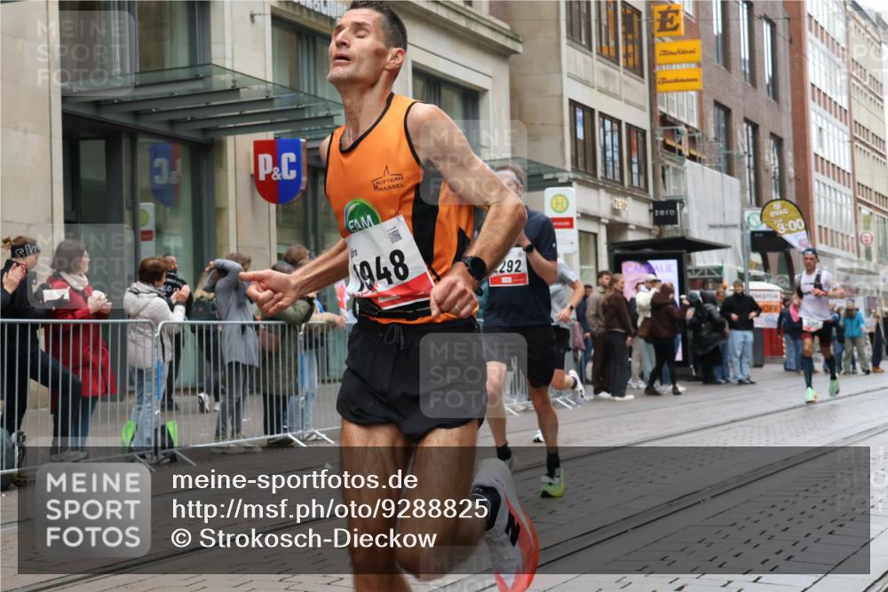 05.10.2025 - 20. swb-Marathon Bremen Strokosch-Dieckow http://msf.ph/oto/9288825 05.10.2025 12:28:39 Ziel 600, 717, 1113, 1948, 2159, 2292, 600, 717, 1113, 1948, 2159, 2292 meine-sportfotos.de
