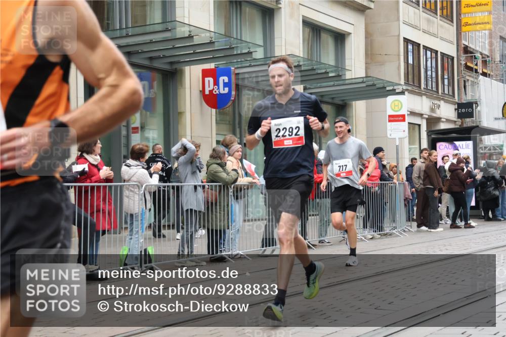 05.10.2025 - 20. swb-Marathon Bremen Strokosch-Dieckow http://msf.ph/oto/9288833 05.10.2025 12:28:40 Ziel 600, 717, 1113, 1948, 2159, 2292, 600, 717, 1113, 1948, 2159, 2292 meine-sportfotos.de