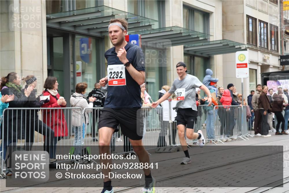 05.10.2025 - 20. swb-Marathon Bremen Strokosch-Dieckow http://msf.ph/oto/9288841 05.10.2025 12:28:40 Ziel 600, 717, 1113, 1948, 2159, 2292, 600, 717, 1113, 1948, 2159, 2292 meine-sportfotos.de