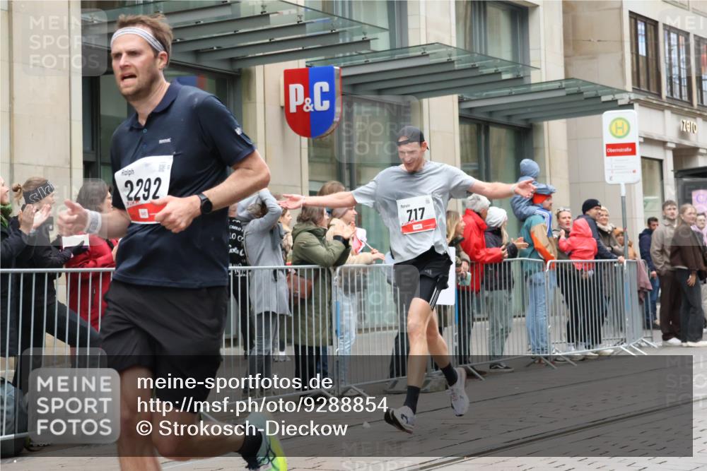 05.10.2025 - 20. swb-Marathon Bremen Strokosch-Dieckow http://msf.ph/oto/9288854 05.10.2025 12:28:40 Ziel 600, 717, 1113, 1948, 2159, 2292, 600, 717, 1113, 1948, 2159, 2292 meine-sportfotos.de