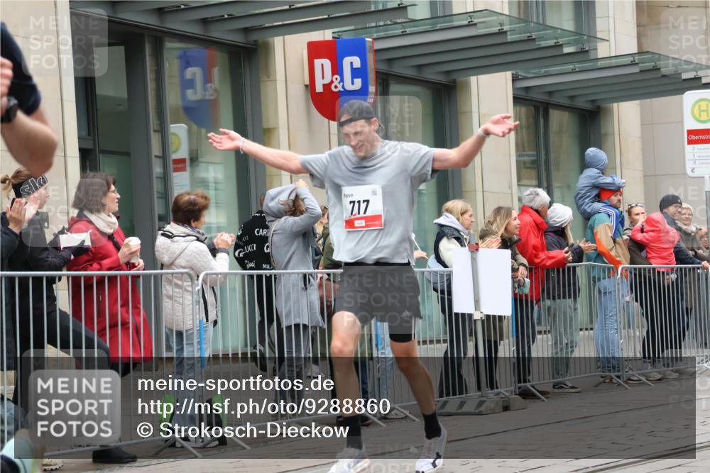 05.10.2025 - 20. swb-Marathon Bremen Strokosch-Dieckow http://msf.ph/oto/9288860 05.10.2025 12:28:40 Ziel 600, 717, 1113, 1948, 2159, 2292, 600, 717, 1113, 1948, 2159, 2292 meine-sportfotos.de