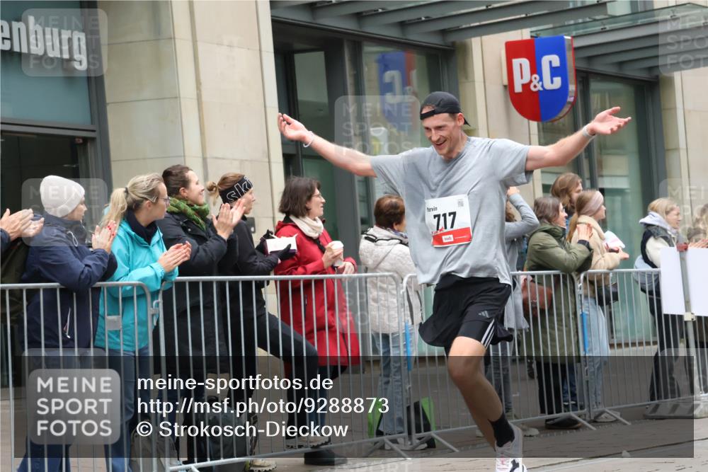 05.10.2025 - 20. swb-Marathon Bremen Strokosch-Dieckow http://msf.ph/oto/9288873 05.10.2025 12:28:41 Ziel 600, 717, 1113, 1948, 2159, 2292, 600, 717, 1113, 1948, 2159, 2292 meine-sportfotos.de
