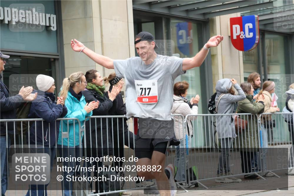 05.10.2025 - 20. swb-Marathon Bremen Strokosch-Dieckow http://msf.ph/oto/9288882 05.10.2025 12:28:41 Ziel 600, 717, 1113, 1948, 2159, 2292, 600, 717, 1113, 1948, 2159, 2292 meine-sportfotos.de