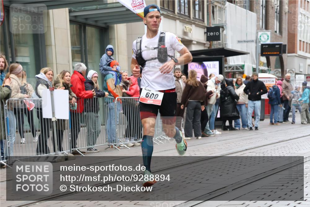 05.10.2025 - 20. swb-Marathon Bremen Strokosch-Dieckow http://msf.ph/oto/9288894 05.10.2025 12:28:42 Ziel 600, 717, 1113, 1948, 2292, 600, 717, 1113, 1948, 2292 meine-sportfotos.de