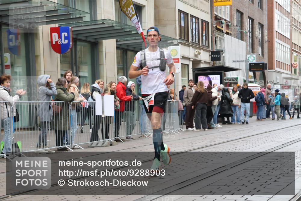 05.10.2025 - 20. swb-Marathon Bremen Strokosch-Dieckow http://msf.ph/oto/9288903 05.10.2025 12:28:42 Ziel 600, 717, 1113, 1948, 2292, 600, 717, 1113, 1948, 2292 meine-sportfotos.de