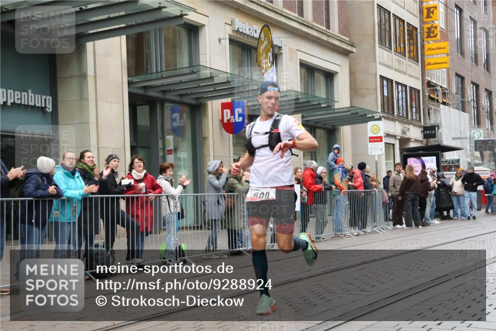 05.10.2025 - 20. swb-Marathon Bremen Strokosch-Dieckow http://msf.ph/oto/9288924 05.10.2025 12:28:43 Ziel 600, 717, 1948, 2116, 2292, 600, 717, 1948, 2116, 2292 meine-sportfotos.de