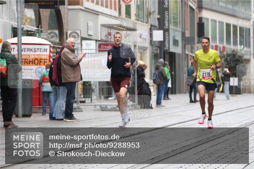 05.10.2025 - 20. swb-Marathon Bremen Strokosch-Dieckow http://msf.ph/oto/9288953 05.10.2025 12:28:58 Ziel 529, 2116, 529, 2116 meine-sportfotos.de