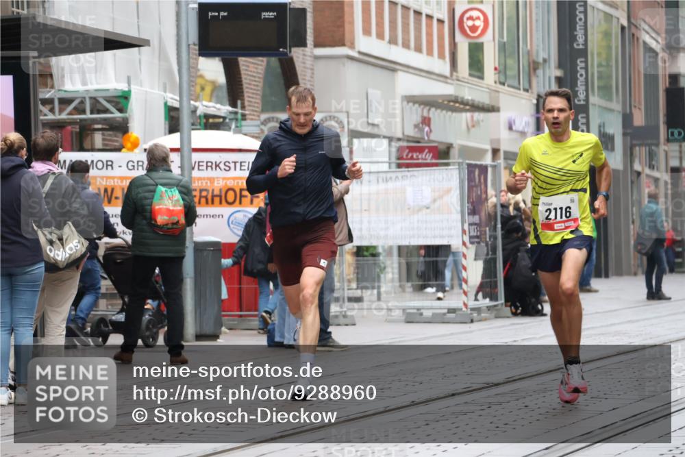 05.10.2025 - 20. swb-Marathon Bremen Strokosch-Dieckow http://msf.ph/oto/9288960 05.10.2025 12:29:00 Ziel 529, 2116, 529, 2116 meine-sportfotos.de