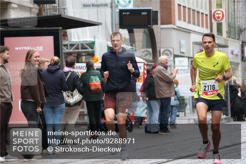 05.10.2025 - 20. swb-Marathon Bremen Strokosch-Dieckow http://msf.ph/oto/9288971 05.10.2025 12:29:01 Ziel 529, 2116, 529, 2116 meine-sportfotos.de