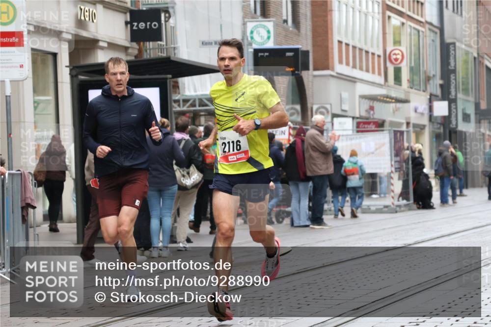 05.10.2025 - 20. swb-Marathon Bremen Strokosch-Dieckow http://msf.ph/oto/9288990 05.10.2025 12:29:02 Ziel 529, 2116, 529, 2116 meine-sportfotos.de