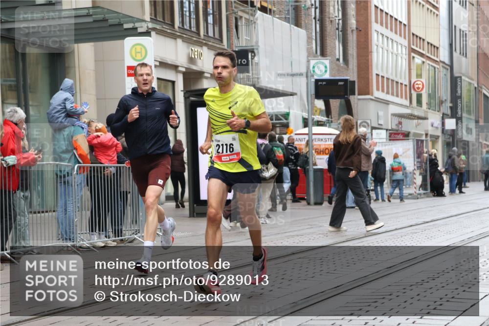 05.10.2025 - 20. swb-Marathon Bremen Strokosch-Dieckow http://msf.ph/oto/9289013 05.10.2025 12:29:03 Ziel 529, 2116, 529, 2116 meine-sportfotos.de