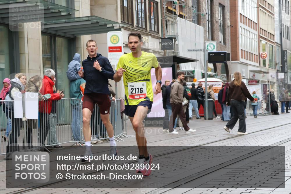 05.10.2025 - 20. swb-Marathon Bremen Strokosch-Dieckow http://msf.ph/oto/9289024 05.10.2025 12:29:03 Ziel 529, 2116, 529, 2116 meine-sportfotos.de
