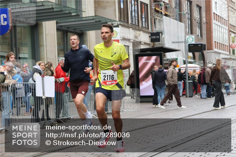 05.10.2025 - 20. swb-Marathon Bremen Strokosch-Dieckow http://msf.ph/oto/9289036 05.10.2025 12:29:04 Ziel 529, 2116, 529, 2116 meine-sportfotos.de