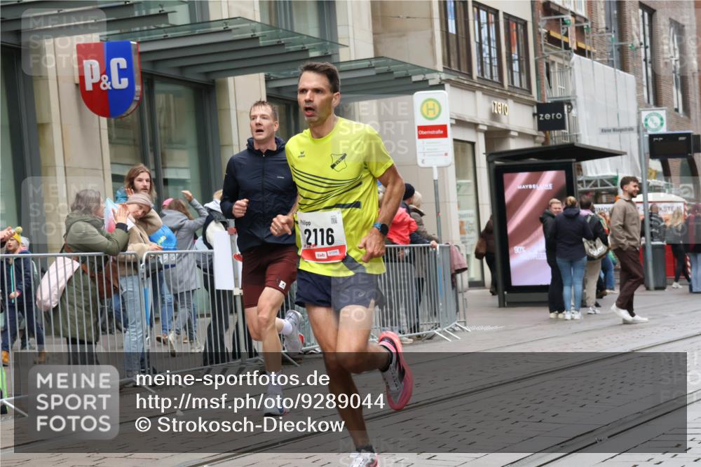 05.10.2025 - 20. swb-Marathon Bremen Strokosch-Dieckow http://msf.ph/oto/9289044 05.10.2025 12:29:04 Ziel 529, 2116, 529, 2116 meine-sportfotos.de