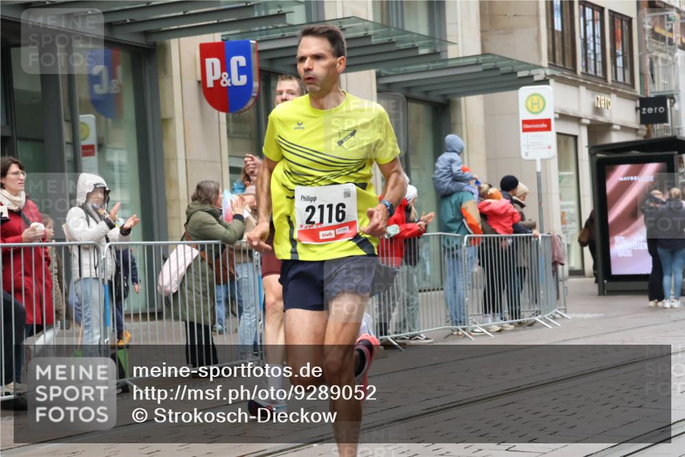 05.10.2025 - 20. swb-Marathon Bremen Strokosch-Dieckow http://msf.ph/oto/9289052 05.10.2025 12:29:04 Ziel 529, 2116, 529, 2116 meine-sportfotos.de