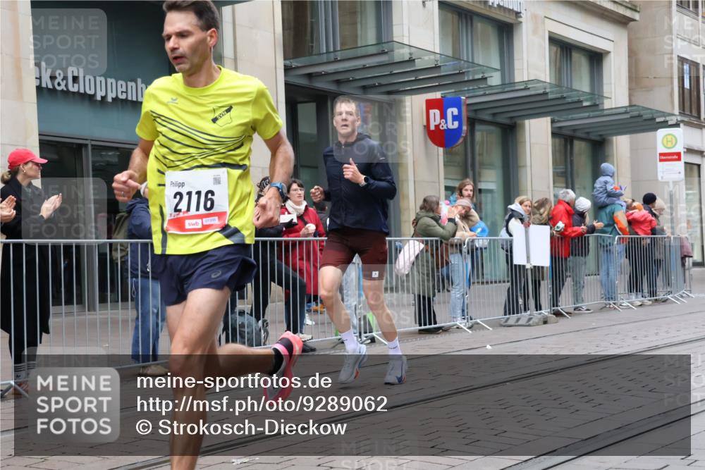 05.10.2025 - 20. swb-Marathon Bremen Strokosch-Dieckow http://msf.ph/oto/9289062 05.10.2025 12:29:05 Ziel 410, 529, 2116, 410, 529, 2116 meine-sportfotos.de
