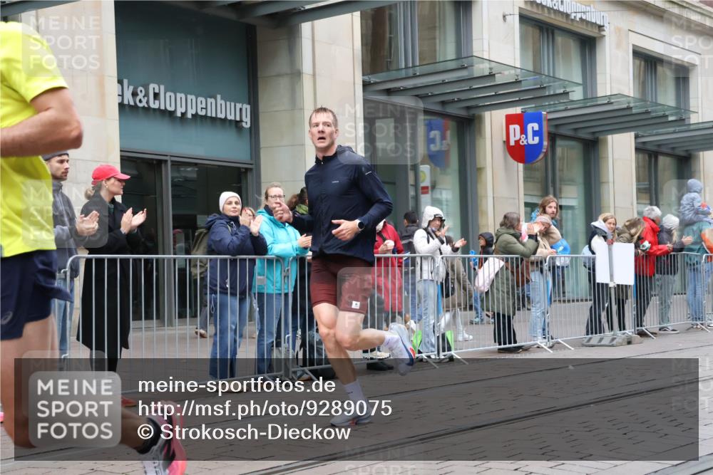 05.10.2025 - 20. swb-Marathon Bremen Strokosch-Dieckow http://msf.ph/oto/9289075 05.10.2025 12:29:05 Ziel 410, 529, 2116, 410, 529, 2116 meine-sportfotos.de