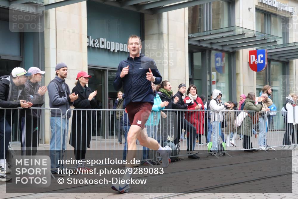 05.10.2025 - 20. swb-Marathon Bremen Strokosch-Dieckow http://msf.ph/oto/9289083 05.10.2025 12:29:05 Ziel 410, 529, 2116, 410, 529, 2116 meine-sportfotos.de