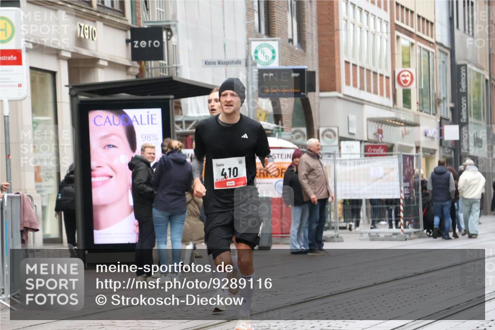 05.10.2025 - 20. swb-Marathon Bremen Strokosch-Dieckow http://msf.ph/oto/9289116 05.10.2025 12:29:25 Ziel 410, 1509, 410, 1509 meine-sportfotos.de