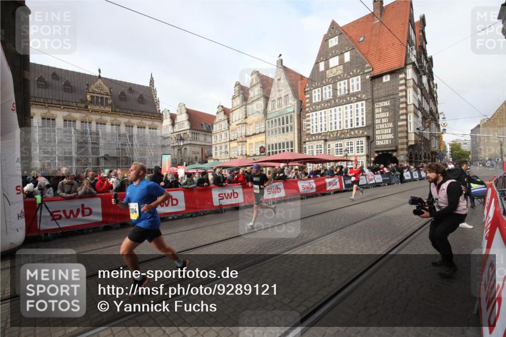 05.10.2025 - 20. swb-Marathon Bremen Yannick Fuchs http://msf.ph/oto/9289121 05.10.2025 10:42:03 Ziel 10104, 10155, 10691 meine-sportfotos.de
