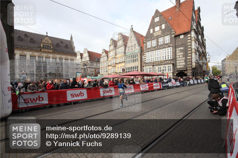 05.10.2025 - 20. swb-Marathon Bremen Yannick Fuchs http://msf.ph/oto/9289139 05.10.2025 10:42:13 Ziel 9364, 9504 meine-sportfotos.de