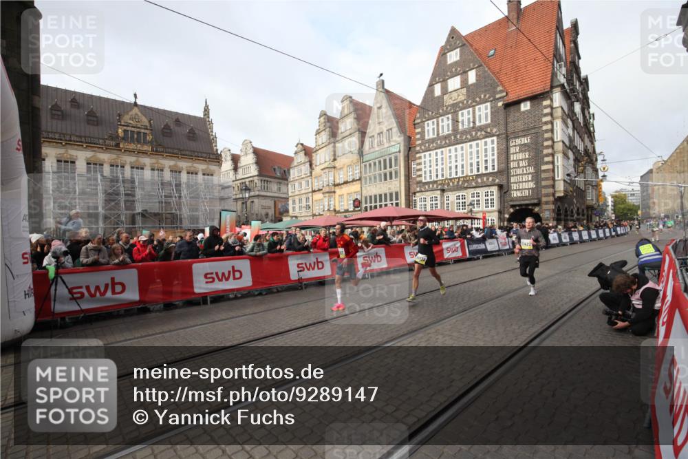 05.10.2025 - 20. swb-Marathon Bremen Yannick Fuchs http://msf.ph/oto/9289147 05.10.2025 10:42:19 Ziel 8187, 10838, 11217, 11422 meine-sportfotos.de