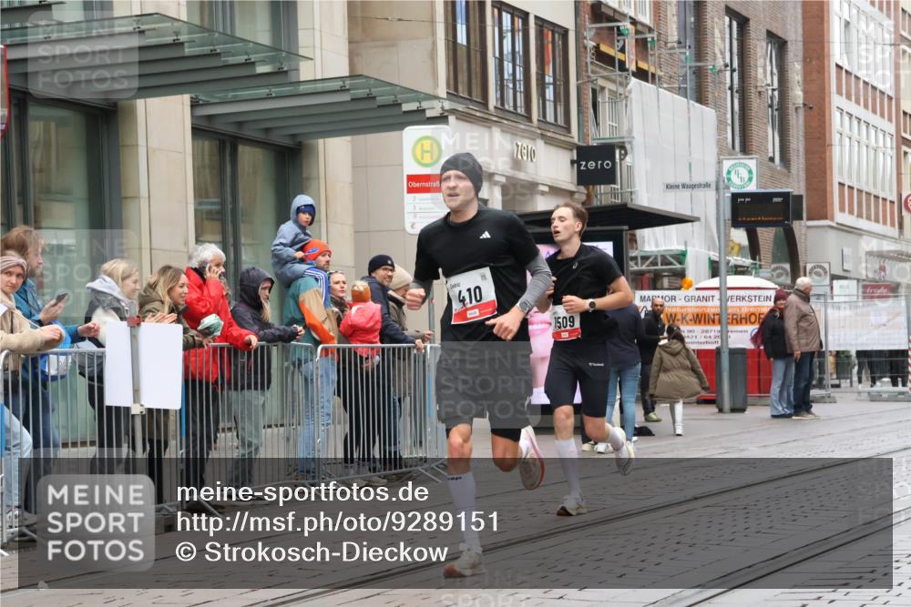 05.10.2025 - 20. swb-Marathon Bremen Strokosch-Dieckow http://msf.ph/oto/9289151 05.10.2025 12:29:26 Ziel 410, 1509, 410, 1509 meine-sportfotos.de