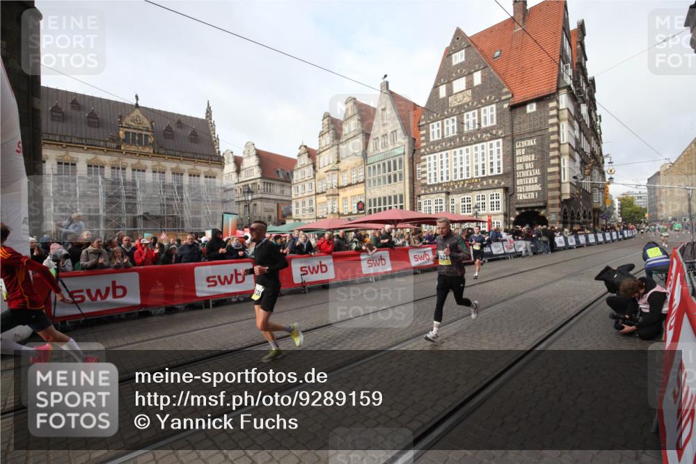 05.10.2025 - 20. swb-Marathon Bremen Yannick Fuchs http://msf.ph/oto/9289159 05.10.2025 10:42:20 Ziel 8187, 10838, 11217, 11422 meine-sportfotos.de