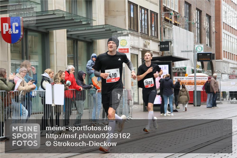05.10.2025 - 20. swb-Marathon Bremen Strokosch-Dieckow http://msf.ph/oto/9289162 05.10.2025 12:29:26 Ziel 410, 1509, 410, 1509 meine-sportfotos.de
