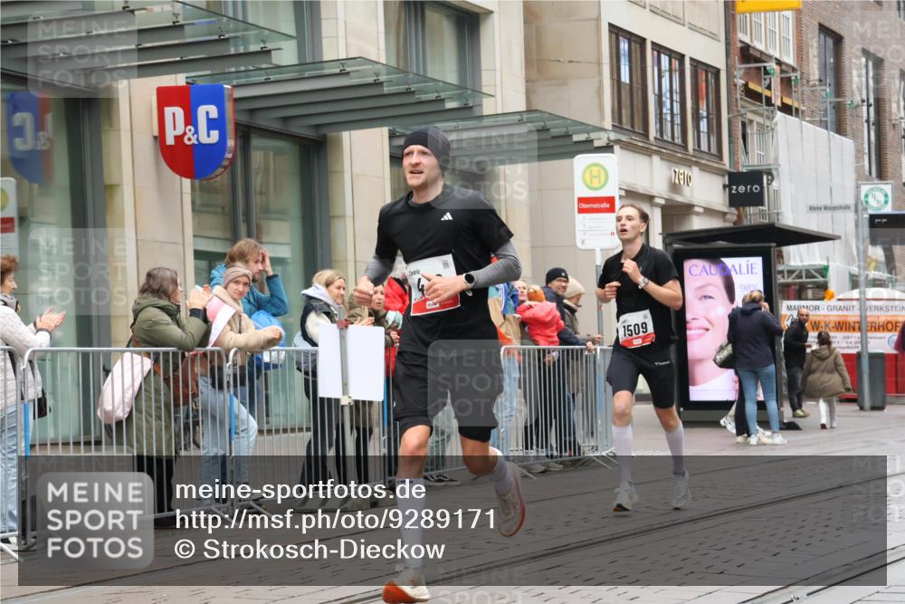 05.10.2025 - 20. swb-Marathon Bremen Strokosch-Dieckow http://msf.ph/oto/9289171 05.10.2025 12:29:26 Ziel 410, 1509, 410, 1509 meine-sportfotos.de