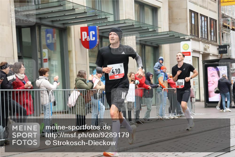 05.10.2025 - 20. swb-Marathon Bremen Strokosch-Dieckow http://msf.ph/oto/9289179 05.10.2025 12:29:27 Ziel 410, 1509, 410, 1509 meine-sportfotos.de